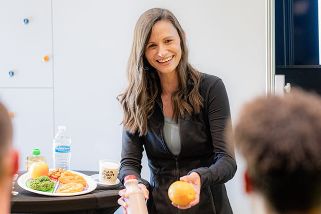 MUSC Nutritionist Alaine Mills presents nutritional options to several people.