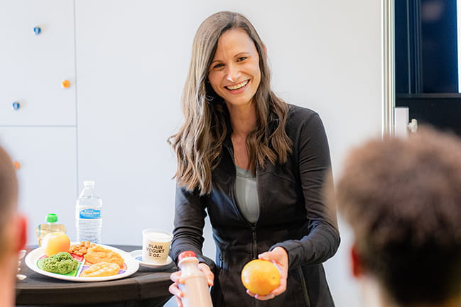 MUSC Nutritionist Alaine Mills presents nutritional options to several people. 